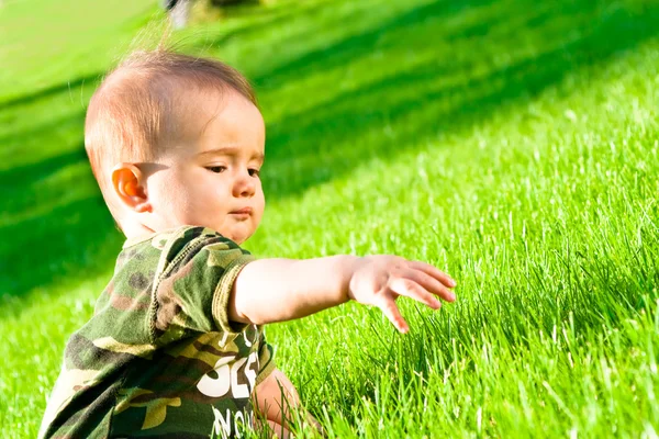 Bebek çimenlerin üzerinde — Stok fotoğraf
