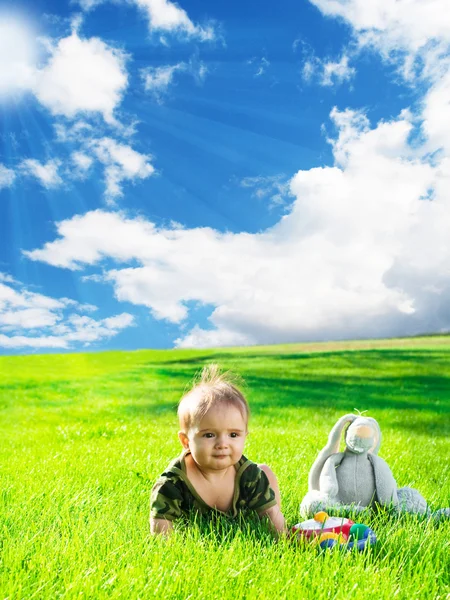 Bebek çimenlerin üzerinde — Stok fotoğraf
