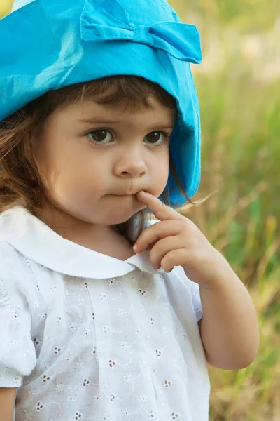 Güzel, düşünceli, küçük bir kız portresi — Stok fotoğraf