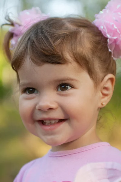 笑的可爱小女孩的肖像 — 图库照片