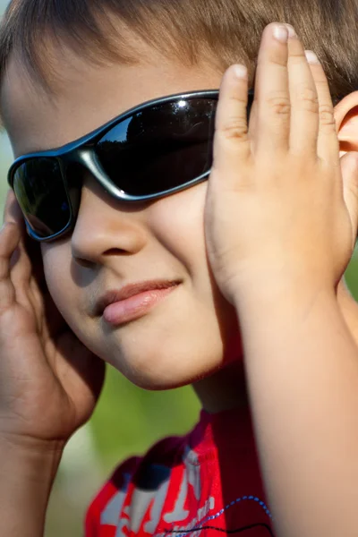 Προσωπογραφία αγοριού σε γυαλιά ηλίου — Φωτογραφία Αρχείου