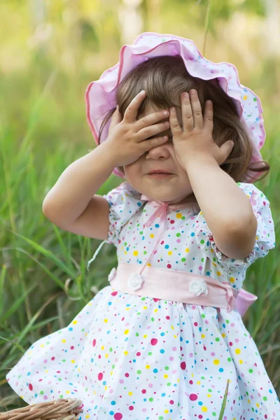 Küçük kız peek-a-boo oynamaya — Stok fotoğraf