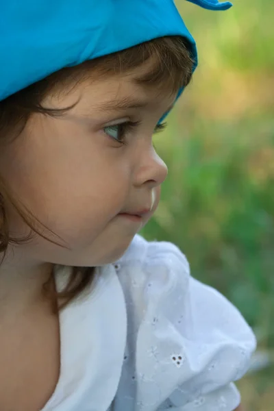Porträt eines kleinen Mädchens mit blauem Hut — Stockfoto