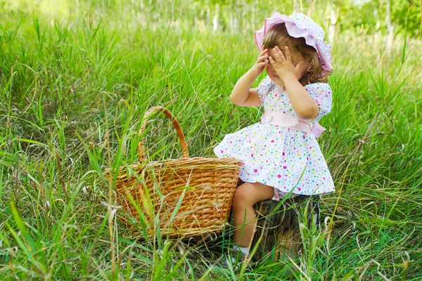 Dívka si hraje na schovávanou — Stock fotografie