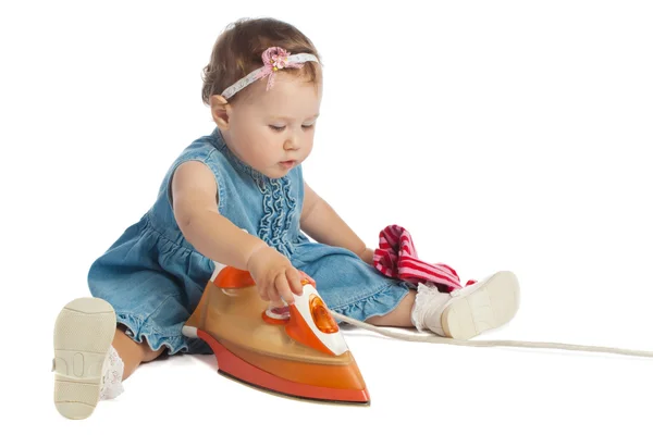 Kleines Mädchen bügelt — Stockfoto