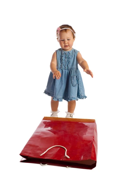 Söt liten flicka med papperspåse, isolerade — Stockfoto