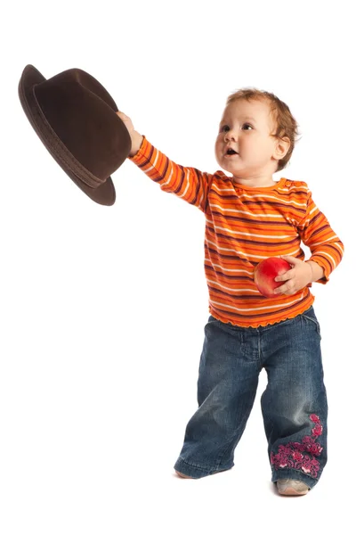Criança dando um chapéu, isolado — Fotografia de Stock