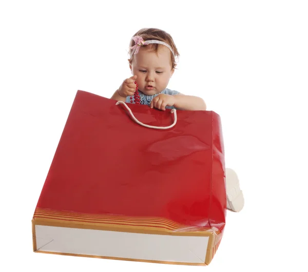 Carino bambina mettendo perline in sacchetto di carta — Foto Stock