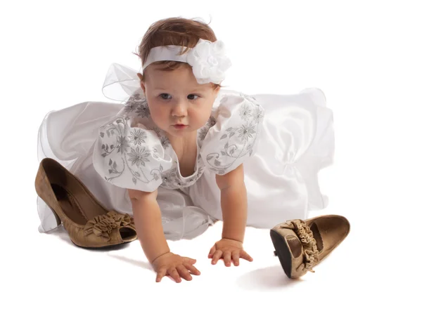 Criança de vestido branco rastejando — Fotografia de Stock