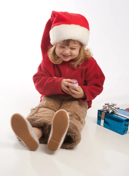 Kislány a santa kalap játék — Stock Fotó