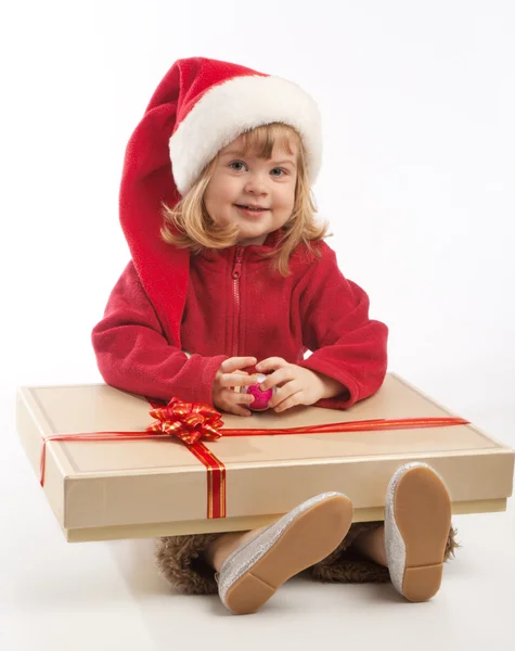 Kleines Mädchen mit großer Geschenkschachtel — Stockfoto