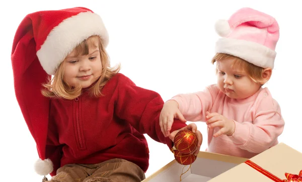 Noel Baba şapkaları, izole içinde iki tatlı kız — Stok fotoğraf