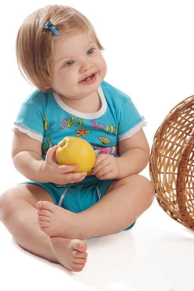 Χαμογελώντας κορίτσι εκμετάλλευση μήλο — Φωτογραφία Αρχείου