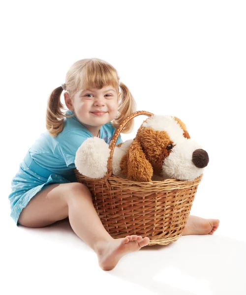 Маленька дівчинка сидить біля кошика — стокове фото