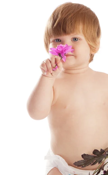 Baby ruiken een bloem — Stockfoto