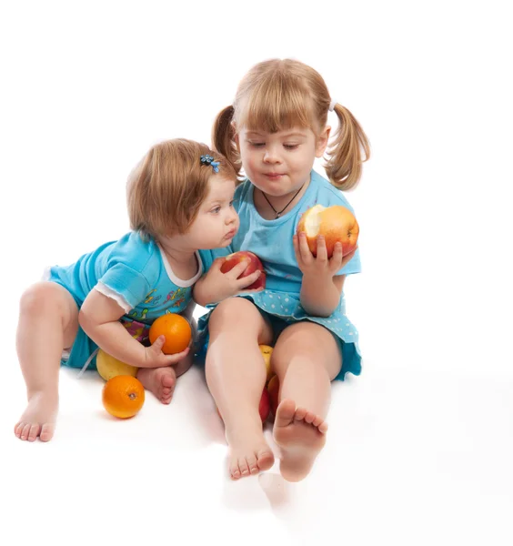 Crianças comendo maçãs — Fotografia de Stock