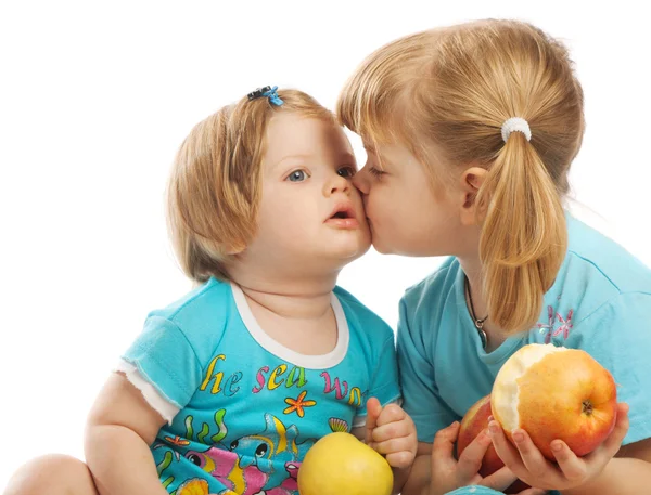 Kleine Schwester küssen — Stockfoto