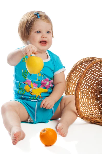 Ребенок держит желтое яблоко — стоковое фото