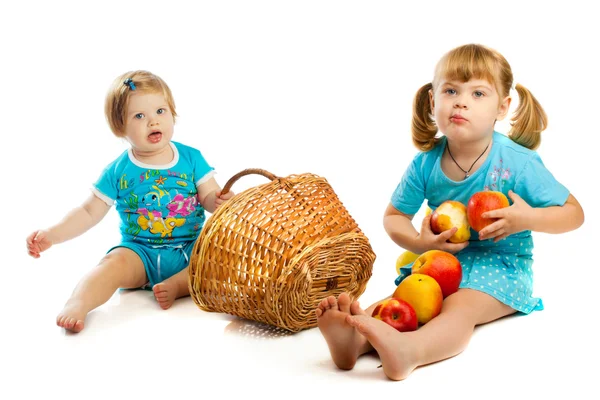 Gyerekek és a gyümölcs — Stock Fotó