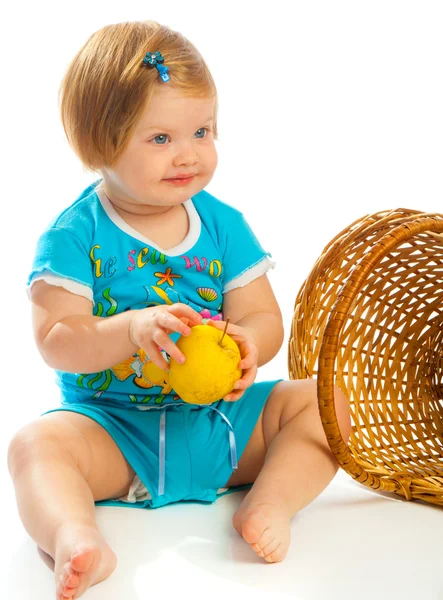 Bebé niña sosteniendo manzana —  Fotos de Stock