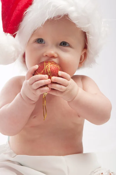 Bebek yeme kırmızı xmas top — Stok fotoğraf