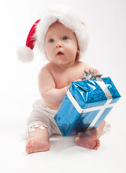Bébé assis avec coffret cadeau bleu — Photo
