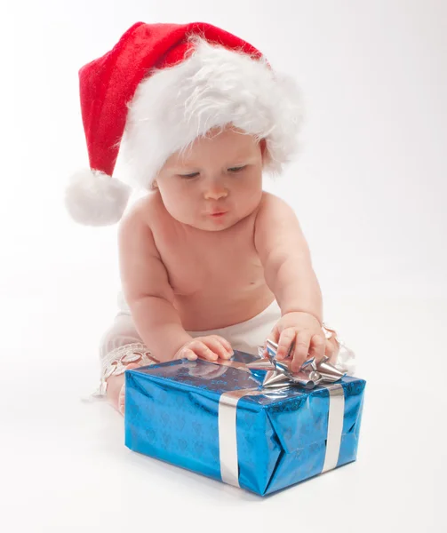 Baby spielt mit Geschenkbox — Stockfoto