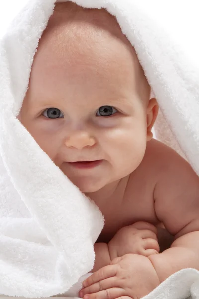 赤ちゃんのタオルで覆われています。 — ストック写真