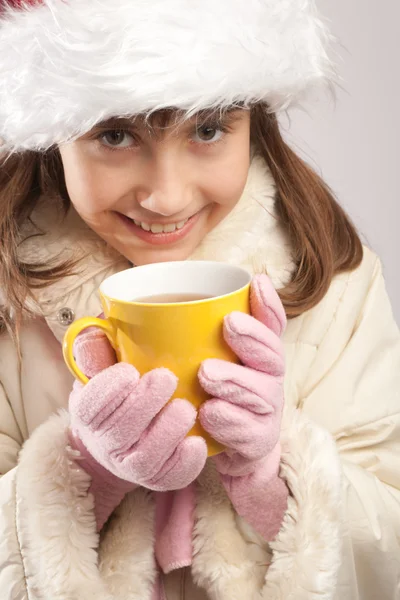 Девочка-подросток пьет чай — стоковое фото