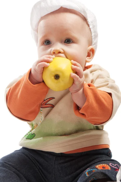 Kind isst Apfel — Stockfoto