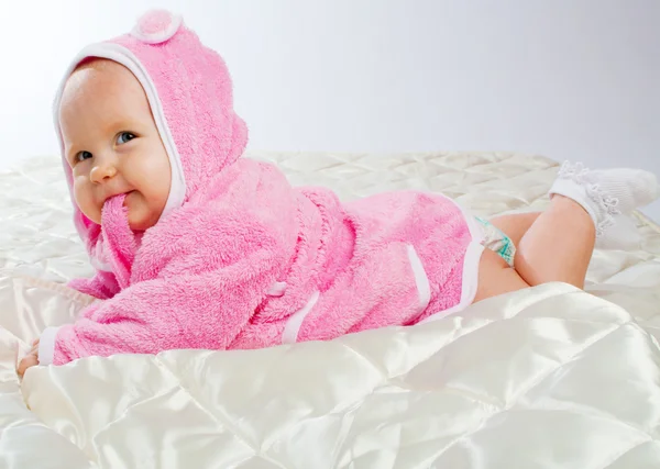 Веселый ребенок на одеяле — стоковое фото