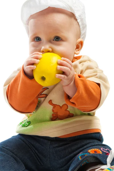Dítě kousání jablko — Stock fotografie