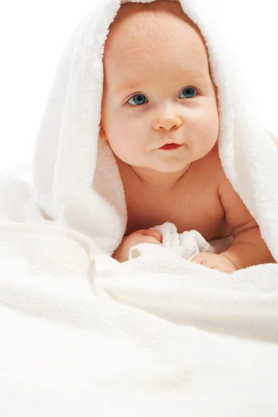 Baby unter Handtuch — Stockfoto
