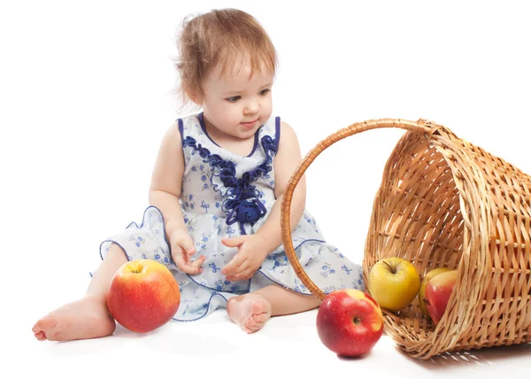 Criança sentada perto da cesta de frutas — Fotografia de Stock