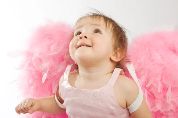 Baby mit rosa Flügeln — Stockfoto