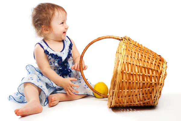 Bebé cerca de cesta — Foto de Stock