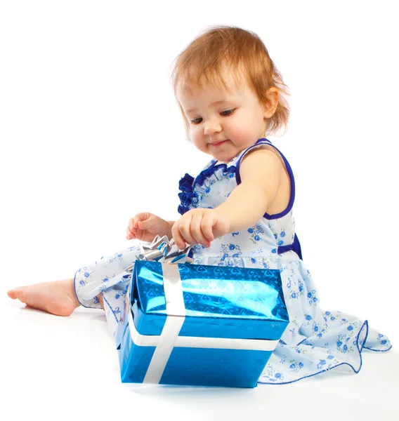 Kleinkind mit Geschenk — Stockfoto