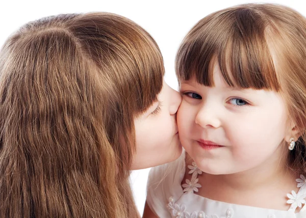 Dziewczyna całując jej siostra — Zdjęcie stockowe
