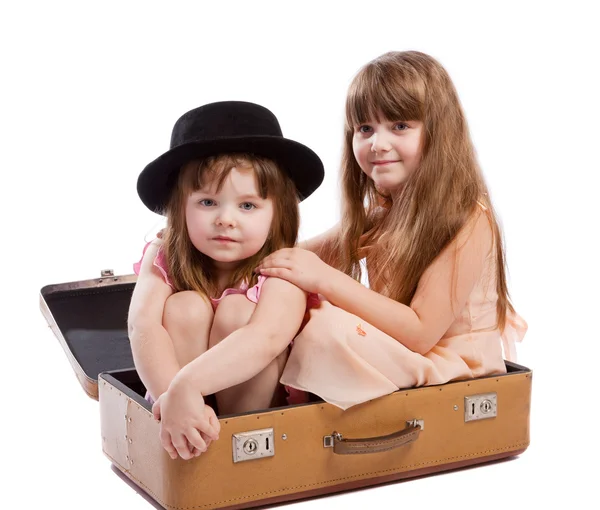 Dziewczynki siedzącej w walizce — Zdjęcie stockowe