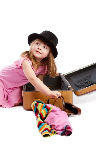 Κορίτσι συσκευασίας βαλίτσα — Φωτογραφία Αρχείου