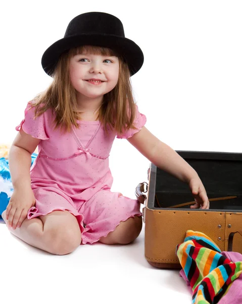 Девушка возле чемодана — стоковое фото