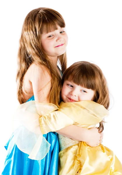 Schwestern umarmen sich — Stockfoto