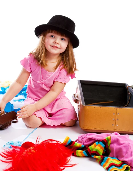 女の子梱包スーツケース — ストック写真