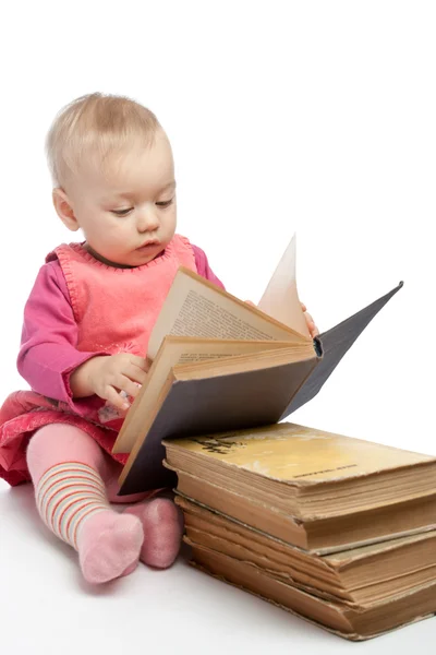 Bebé niña leyendo libro — Foto de Stock