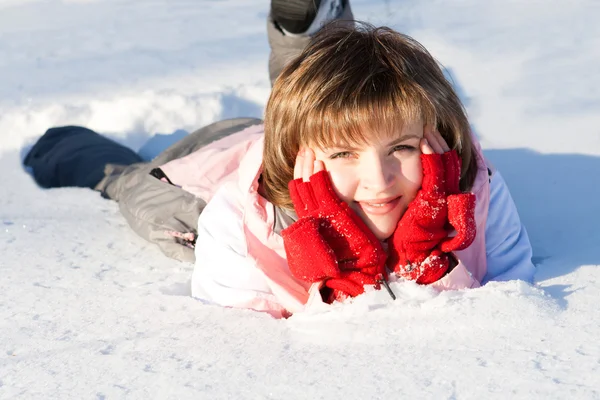 Улыбающаяся женщина в снегу — стоковое фото