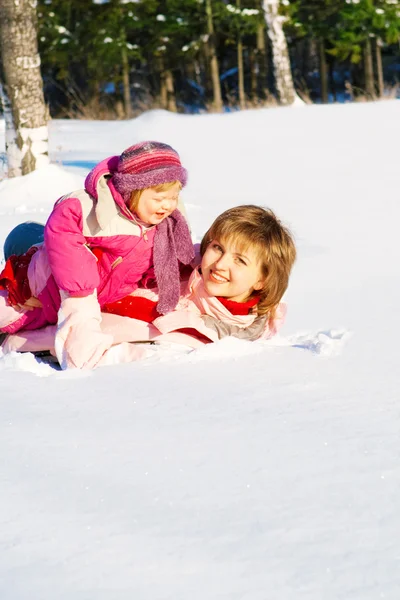 Spielen im Winterpark — Stockfoto