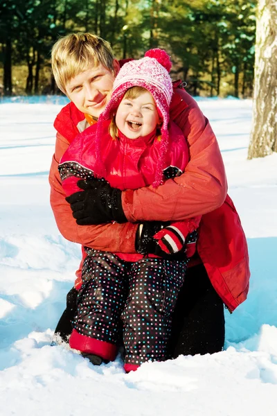 Gelukkig gezin in de winter — Stockfoto