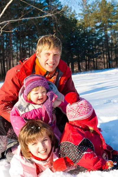 행복 한 겨울 가족 — 스톡 사진