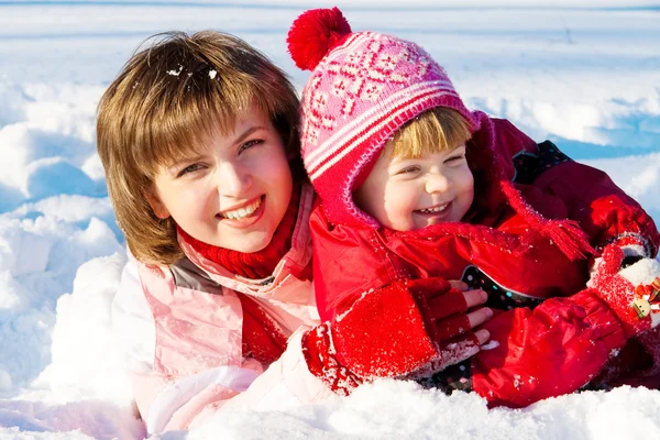 Madre e figlia giocare nella neve — Foto Stock