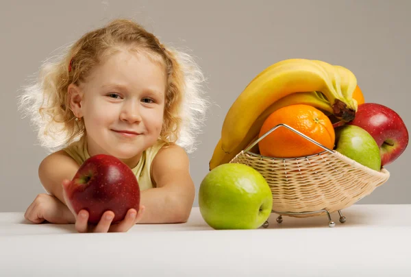 Flicka ger ett äpple — Stockfoto